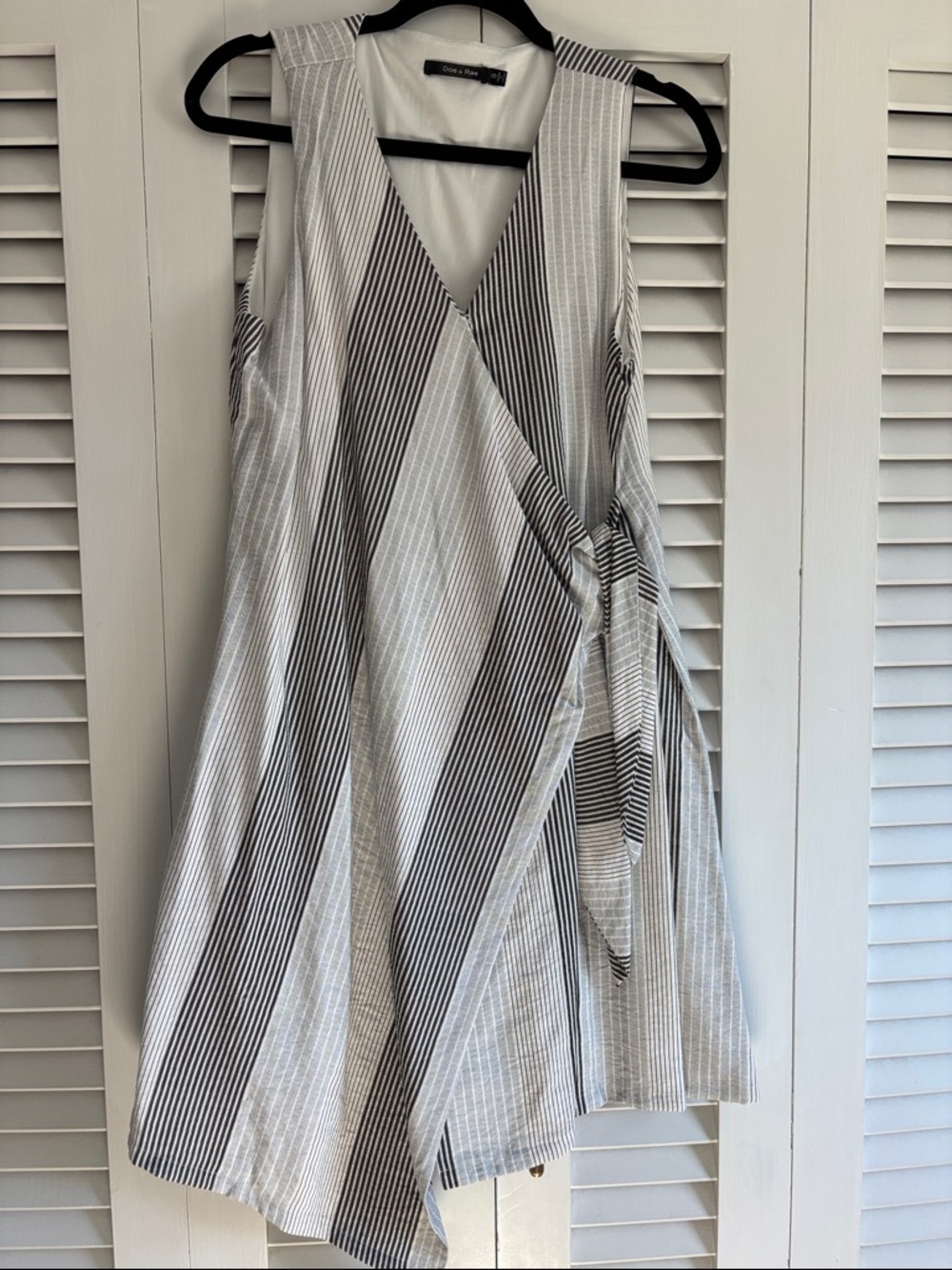 Women’s doe & Rae wraparound dress sz small